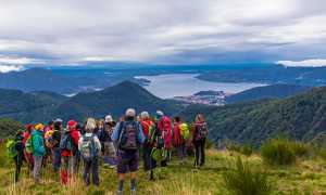 panorama montagna vista lago gente
