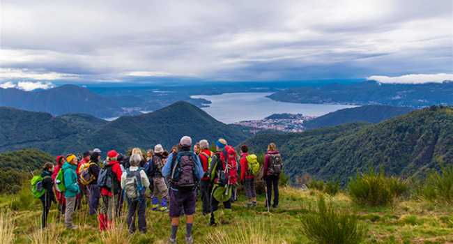 panorama montagna vista lago gente