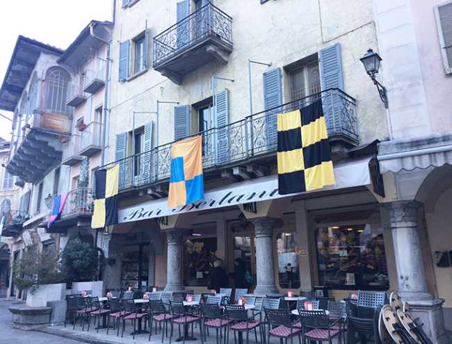 piazza mercato bandiere carnevale