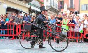 spazzacamino sfilata bicicletta