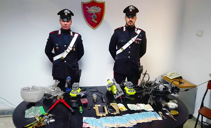 Sind zwei Schweizer Lehrer "Enthusiasten" Antiquitäten Schurken gemacht gestern in Domodossola