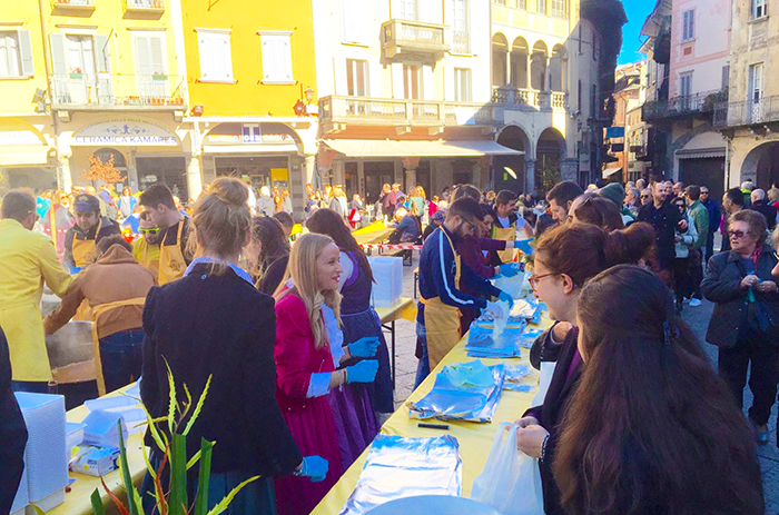Zweitausend Rationen Polenta auf der Piazza Mercato für Karneval im Herbst