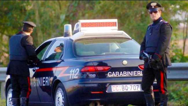 carabinieri auto agenti