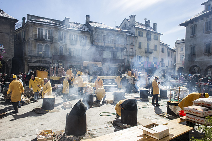 Ganz in gelb: Domodossola im Februar