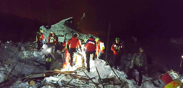 Der Einsatz der Freiwilligen aus dem VCO im Hotel Rigopiano ist beendet: "Mit den Händen im Schnee graben ist extrem beschwerlich". Foto.