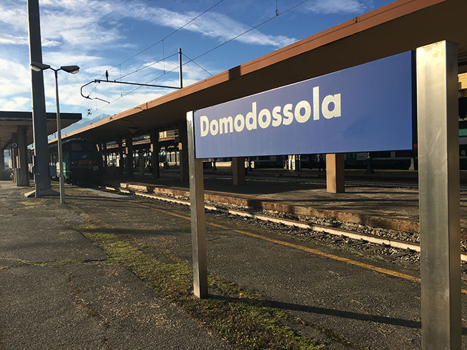 Lift im Bahnhof Domodossola nachts geschlossen, Antwort der Ferrovia Vigezzina: "Die Verbindung zwischen den Gleisen und dem Bahnhof liegt ausserhalb unserer Zuständigkeit"