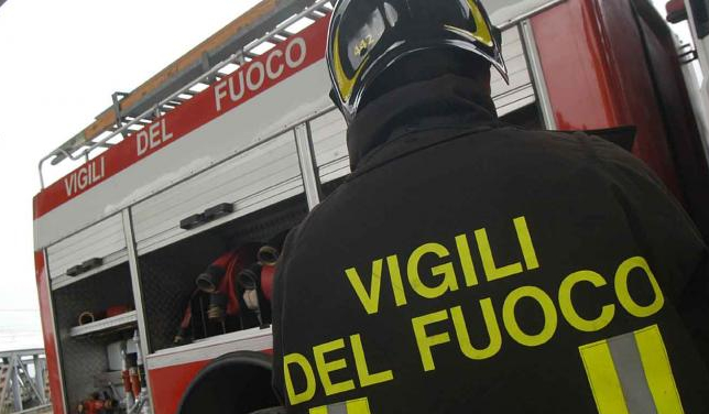 vigili fuoco spalle autobotte