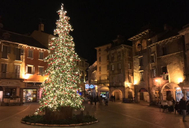 albero piazza natale mercato 18