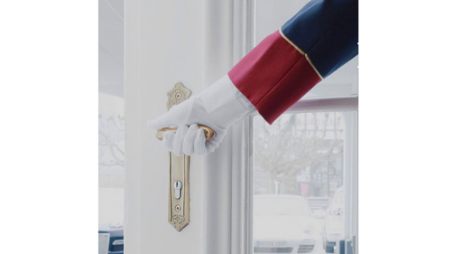 mano cameriere porta alberg