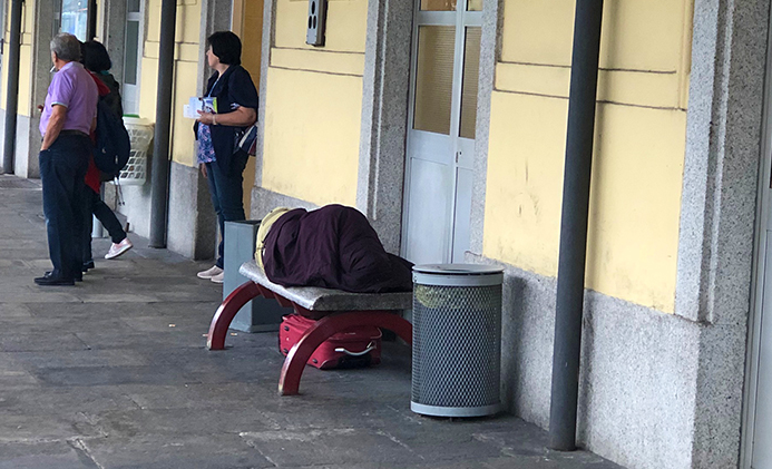 Afrikaner kampiert im Bahnhof Domodossola, er möchte in die Schweiz.
