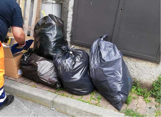 Volle Müllsäcke auf zwei Straßen Domodossola gesetzwidrig gelassen