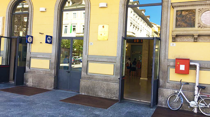 Am Bahnhof Domodossola ein Infopoint für die Touristen und eine Gepäckaufbewahrung 