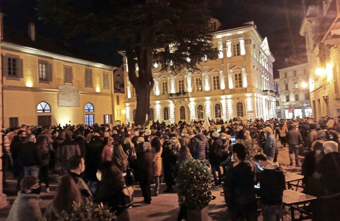 Straßenproteste vor dem Rathaus Domodossolas gegen die Schließung von Bars und Restaurants wegen der Covid-Pandemie