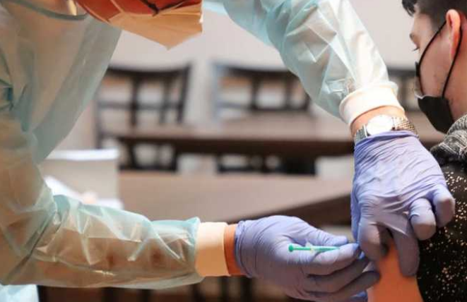 Ankunft der Impfstoffdosen in Piemont: Pfizer und Moderna werden viermal im Februar liefern  Mit Fase 2 bekommen Ueber80-Jahige Ihr Dose bis Ebde Februart gespriztz bekommn 