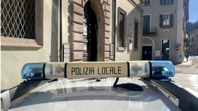 Junge macht Pipi vor der Tür eines Hauses in der Stadtmitte Domodossolas. Er riskiert nun eine Geldstrafe bis 10 tausend Euro