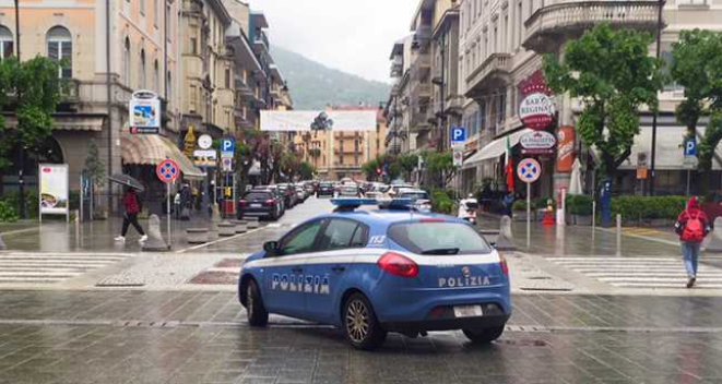 Ein Italiener wurde am Bahnhof Domodossolas festgenommen; er war wegen Überfällen von der Polizei gesucht