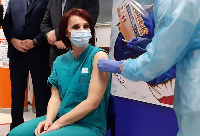 Verdächtige Todesfälle nach dem Vakzin AstraZeneca. Polizisten innen und Professoren innen wurden mit dem ausgesetzten Los geimpft