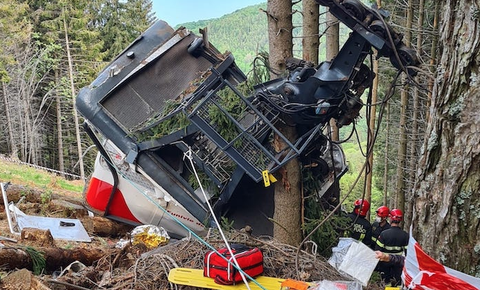  Seilbahnunglück Mottarone: Die abgestürzte Gondel wurde mit dem Hubschrauber entfernt