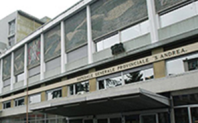Una cartolina storica dell'antico ospedale di Vercelli
