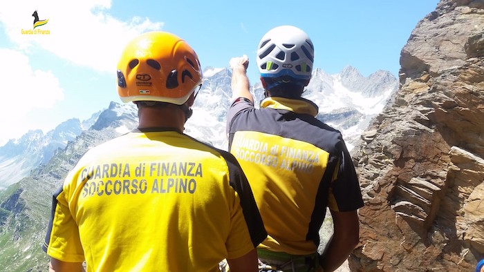 Drei Männer reißen im Formazza Tal das Gebirge ab, um rare Mineralien auf 3000 m.ü.M. abzubauen