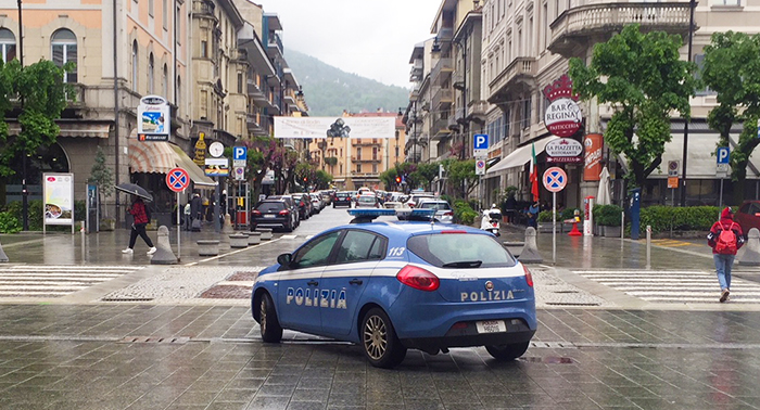 Domodossola: eine Frau bekommt das bedingungslose Grundeinkommen, aber 75 Fahrzeuge sind auf ihren Namen eingeschrieben