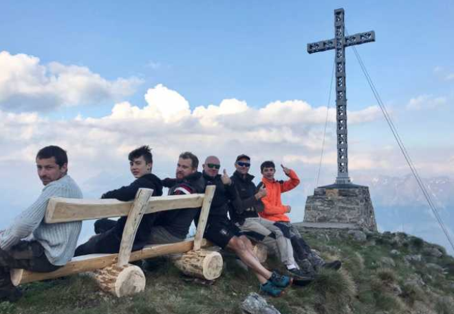 Auf den Moncucco zwei Panorama-Sitzbänke mit schöner Aussicht aufs Ossola Tal