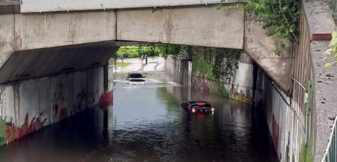 Überschwemmte Autos in der Überführung: Die Ampel hat funktioniert