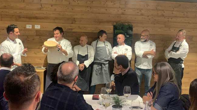 Ausverkauftes Wohltätigkeitsabendessen mit den Ossolaner Chefköchen und dem Sternen-Koch Gennaro Esposito