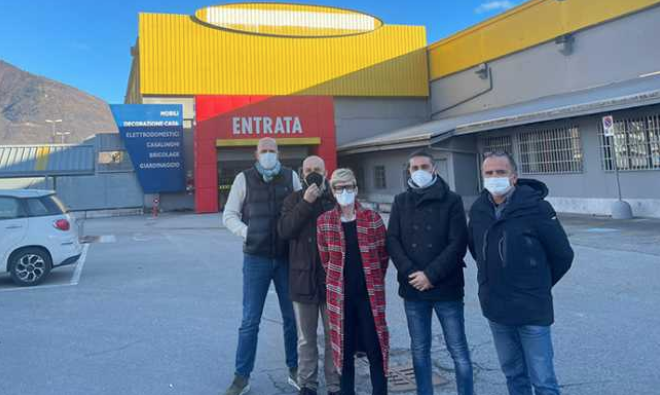 Ein neues Mode Kaufhaus in Crevoladossola, Mag Moda