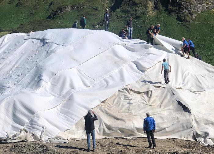 Formazza Tal: Der Schnee wird „im Eiskeller“ für die neue Saison aufbewahrt