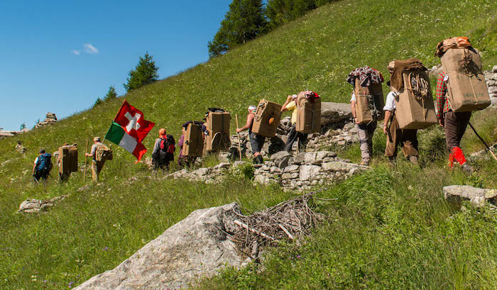 Im Juli wandert man  auf die Schmugglerpfade zwischen der Schweiz und Italien
