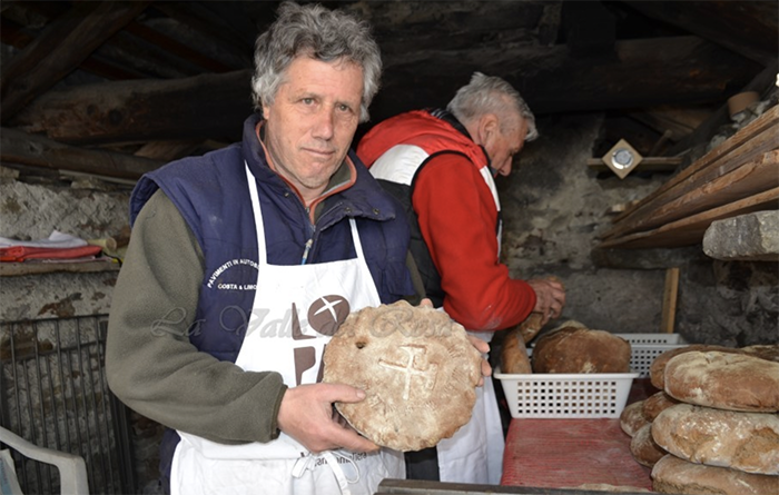 Walser Tradition in Macugnaga: Das Roggenbrot aus dem  "Ofe Mandiini“