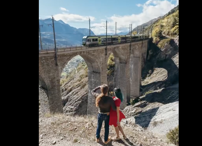 Die Reise der Influencer Giorgio und Martina an Bord des Grünen Zugs der Alpen