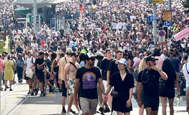 In Zürich: Erfolg für die 30. “Street Parade” mit 920'000 Teilnehmern 