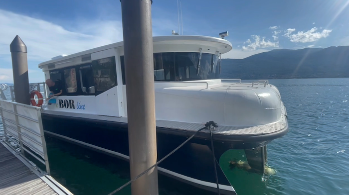 Das elektrische Motorschiff fährt zwischen Verbania und Baveno