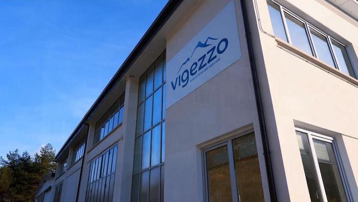 Die Mineralwasser Vigezzo zurück auf dem Tisch