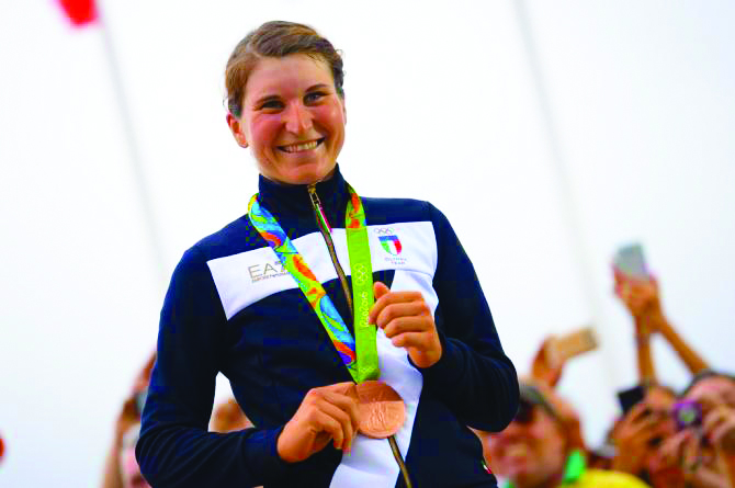 Elisa hisst die Walser Fahne bei den Olympischen Spielen