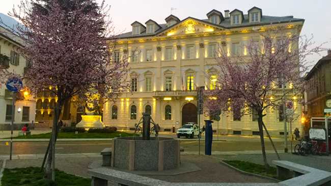 domo comune fontana luci sera