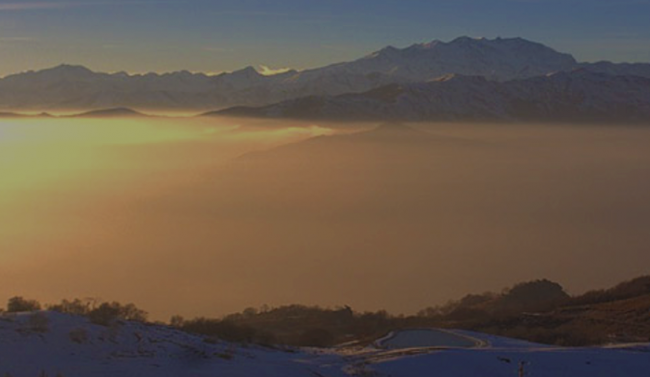 valle nebbia sole alba